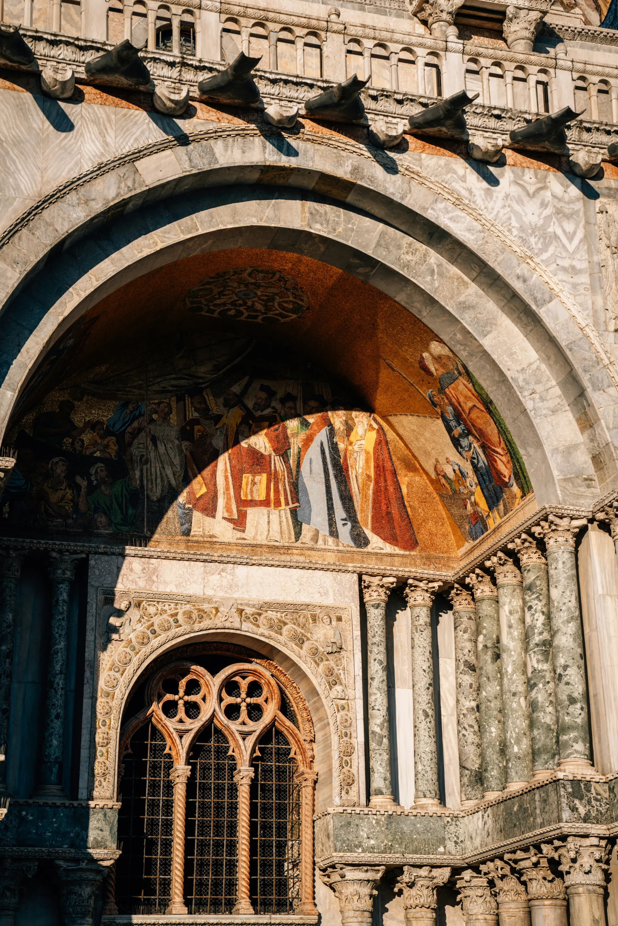 Ornamentierter Bogen einer Pariser Basilika